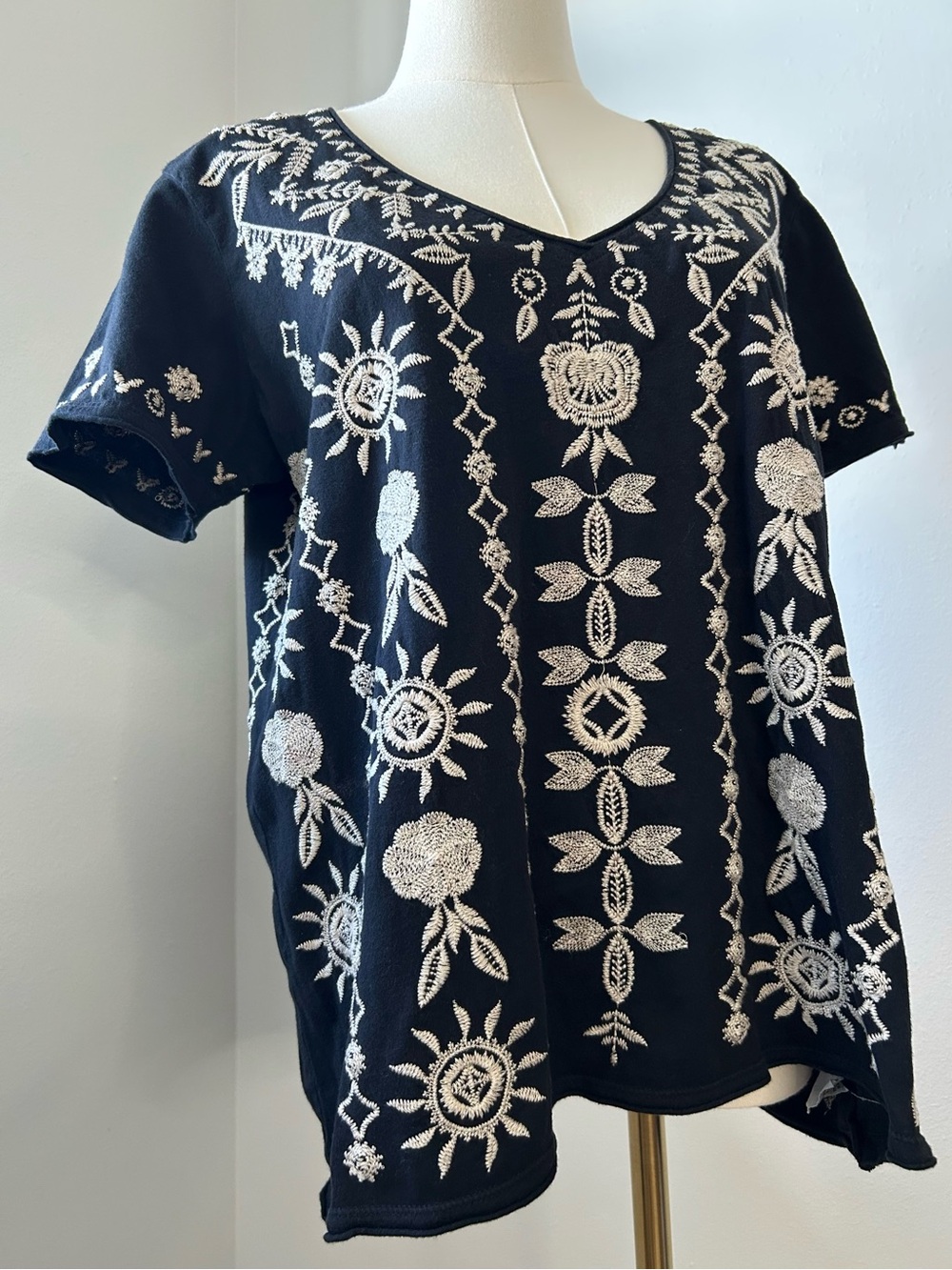 Johnny Was Makana Black White Embroidered Floral V Neck Tee Womens M